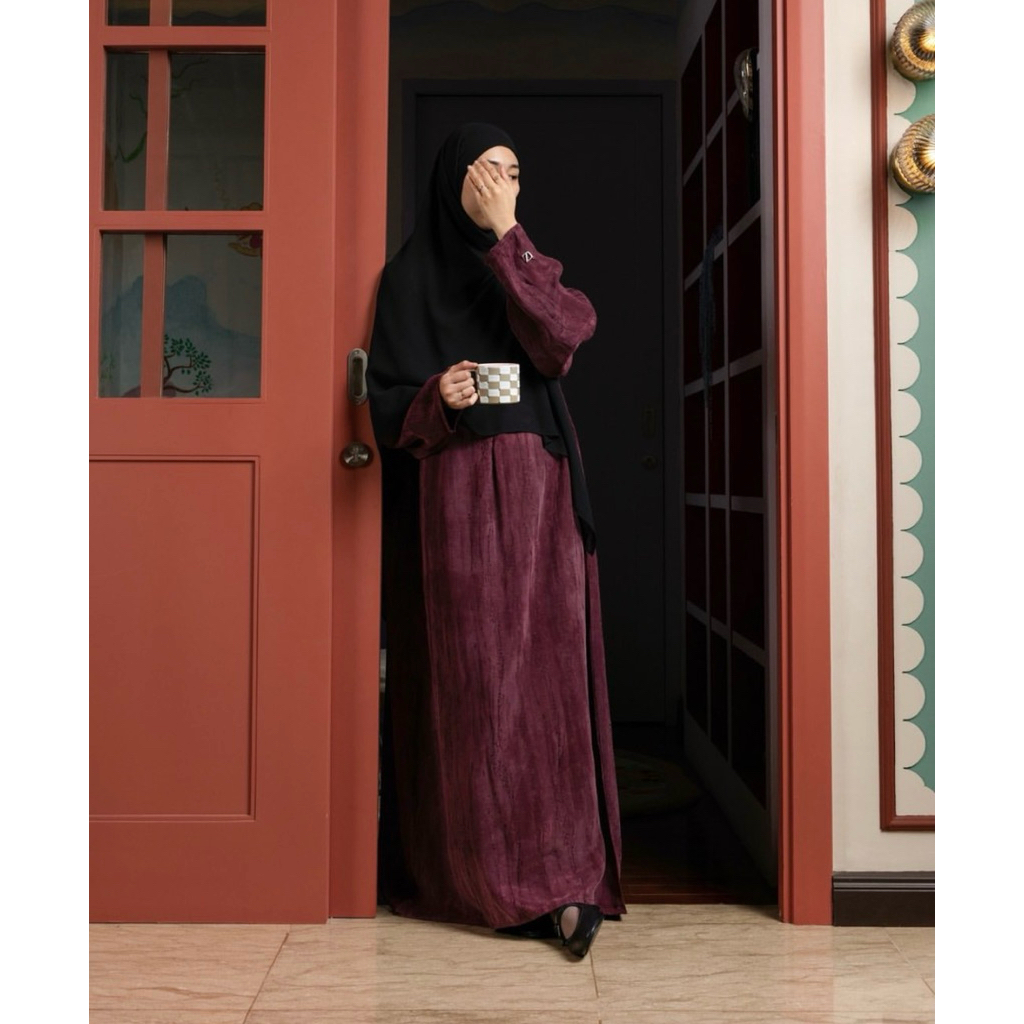 NWT Taza, Faye abaya barrel sleeve deep rouge L