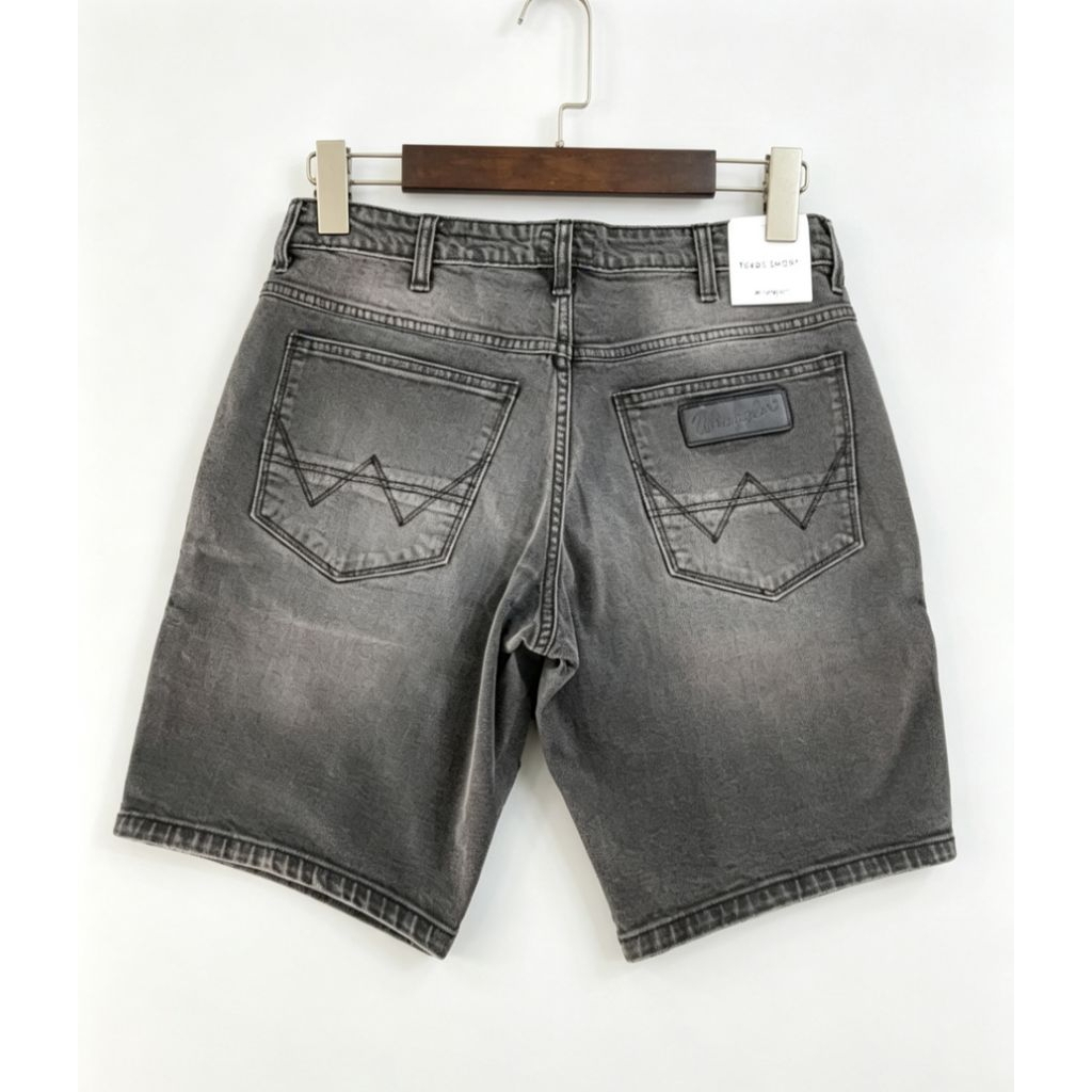 Celana Pendek Jeans Wrangler Original Pria Dewasa Full Tag & Full Mulus No Minus serta Nyaman Dipaka