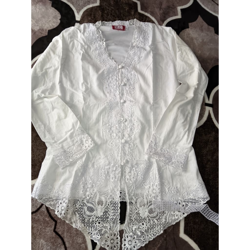 kebaya encim putih