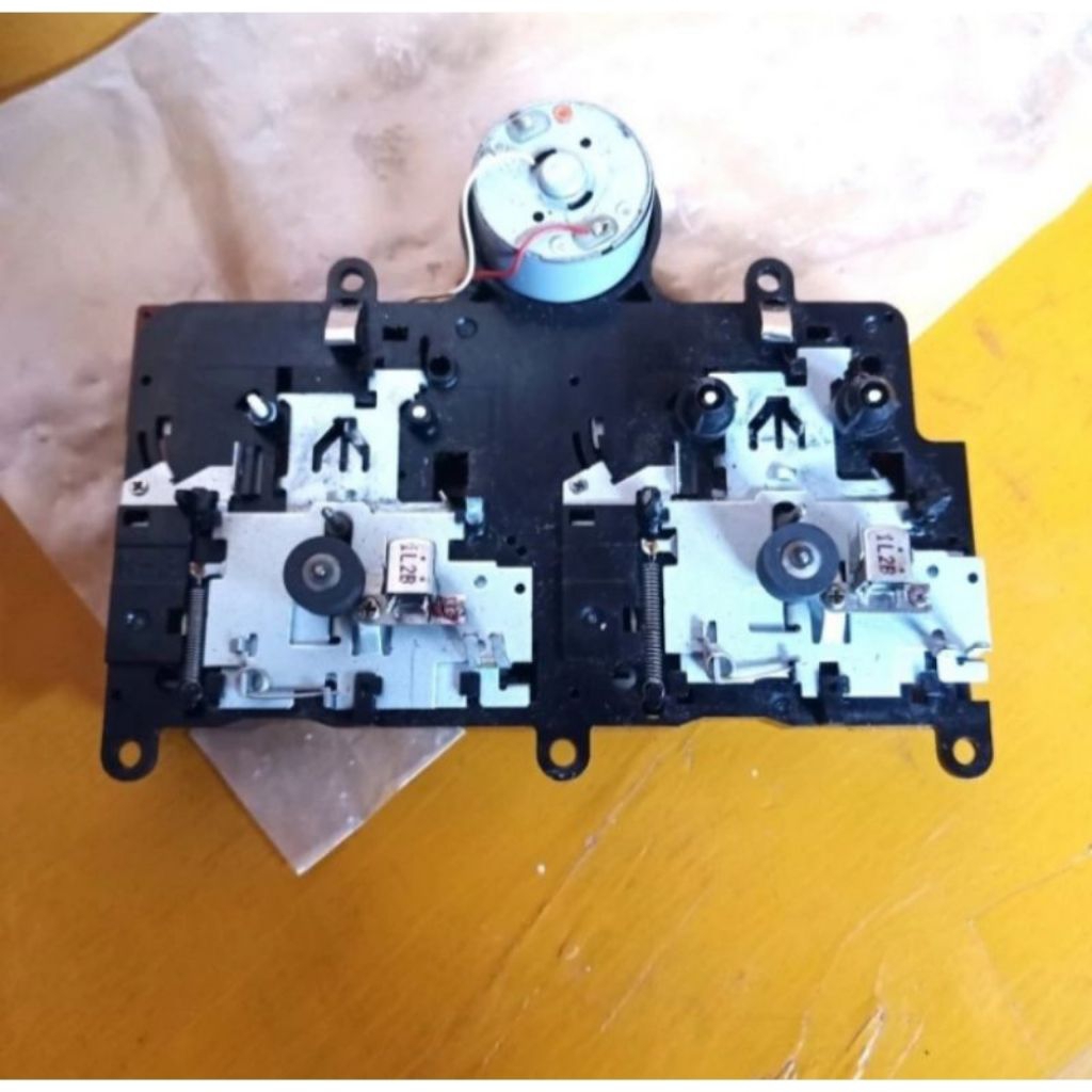 mekanik tape jadul dengan motor DC 3-5V, seperti tipe RF-330T.