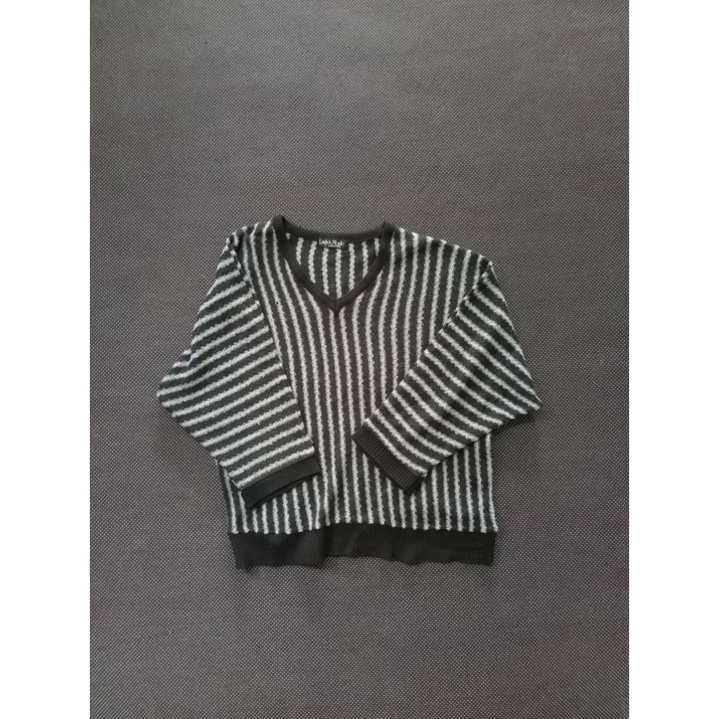 sweater garis hitam putih