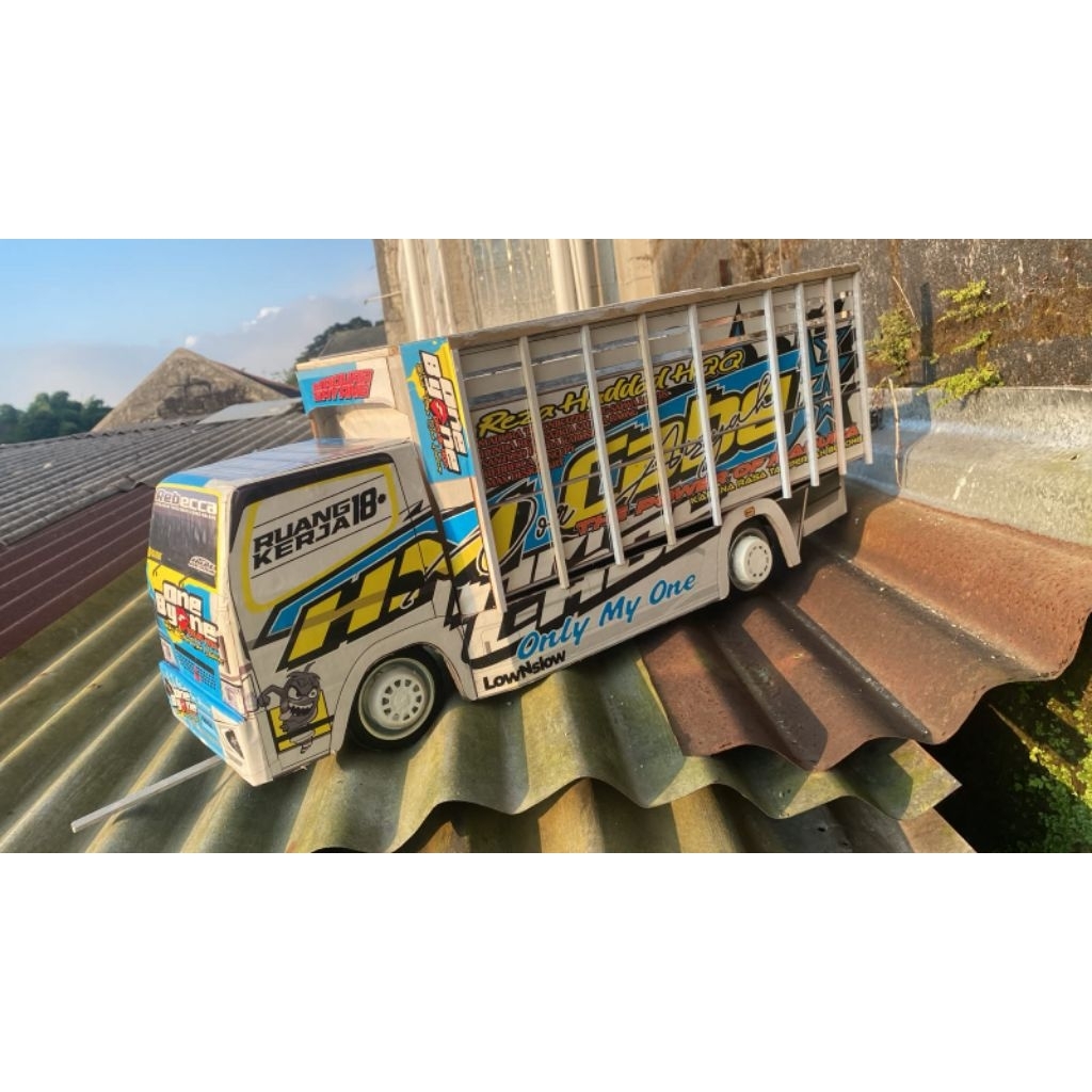 miniatur truk skala 10