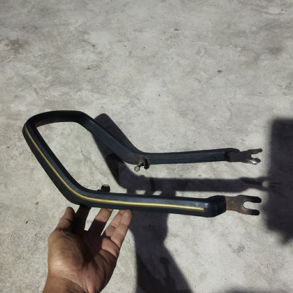 behel karet  belakang penger suzuki rc original + stoplam ori rc
