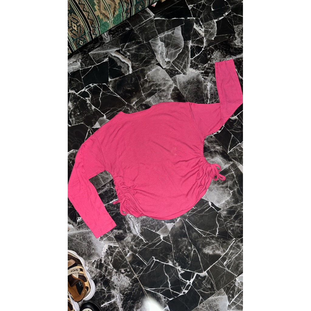 atasan wanita lengan panjang uniqlo prelove second bekas pink fanta fuschia lengan panjang crop seru
