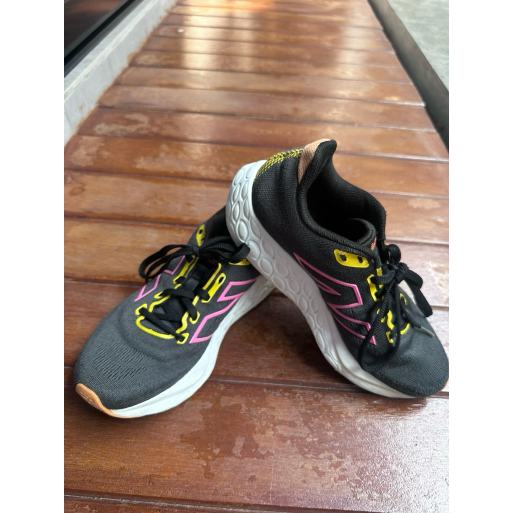 Peloved Sepatu New Balance Hitam Ukuran 38