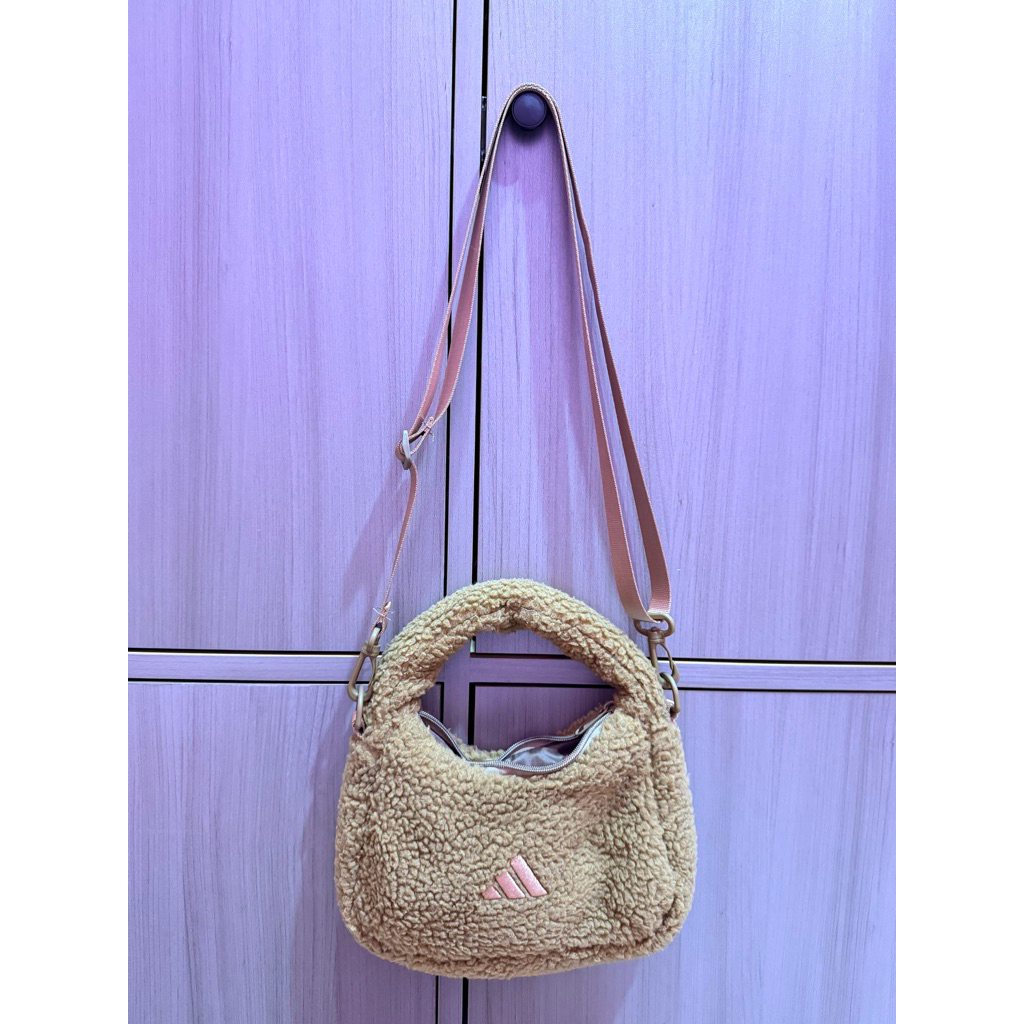 Adidas Boa Mini Shoulder Bag (atau sering disebut sebagai Adidas Lamb Wool Hobo Bag). baru dipakai 1