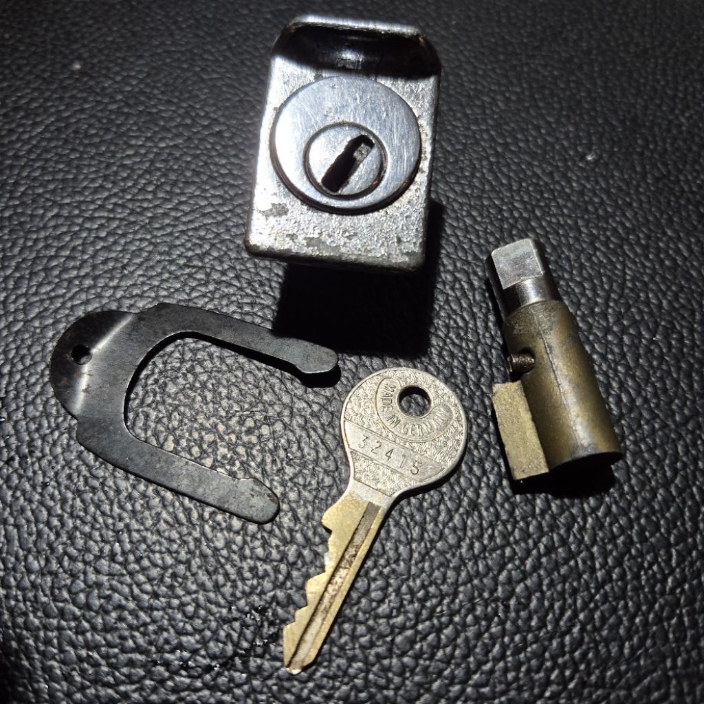 Kunci stang set laci box tepong double coin vespa super/sprint 1 anak kunci kode seri original secon