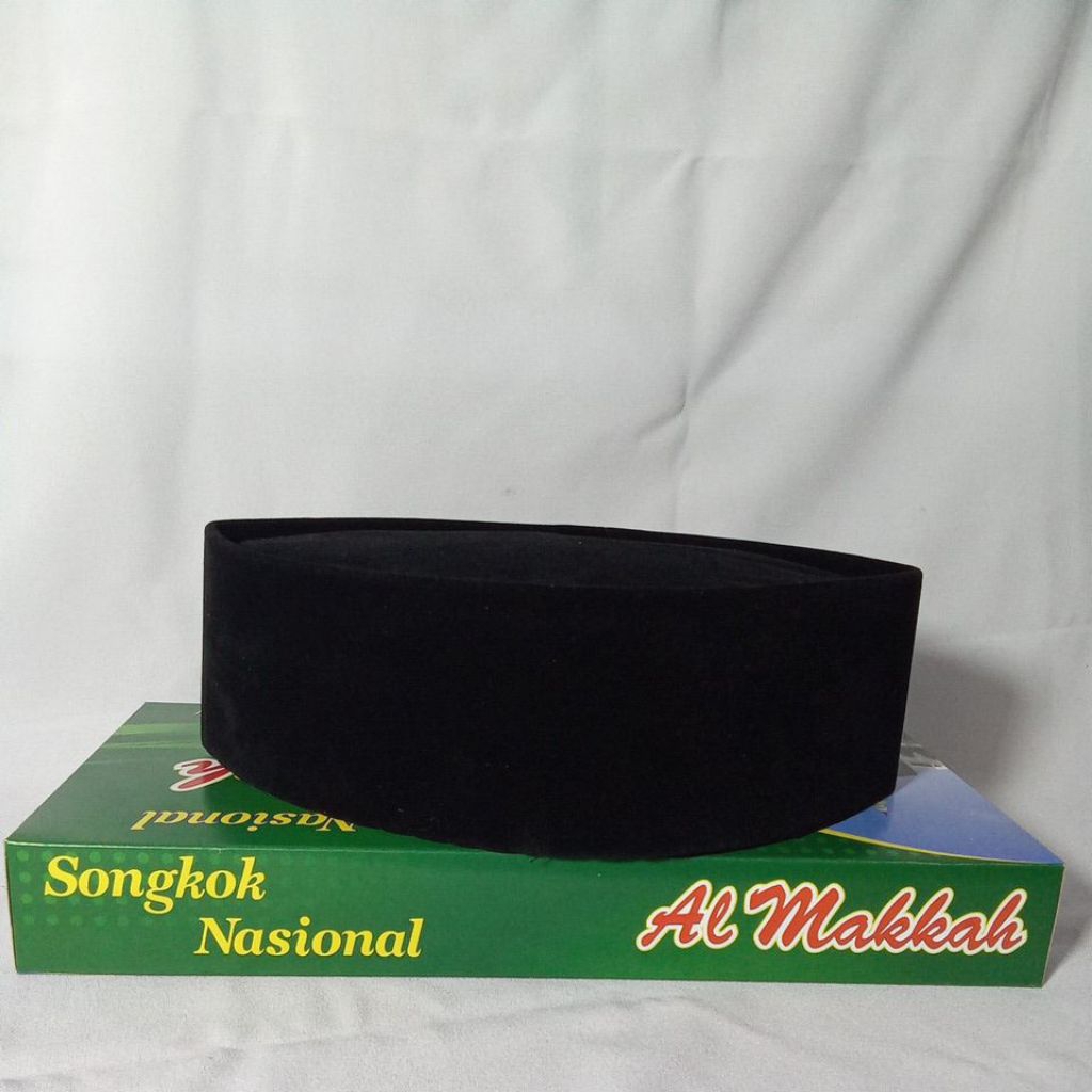 SONGKOK /peci hitam pendek