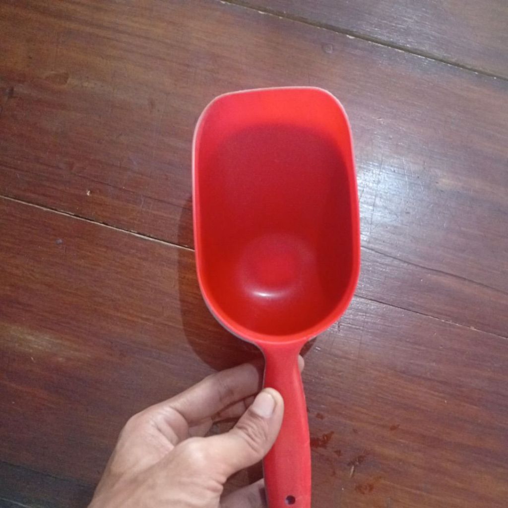 Sendok Pakan Hewan Plastik - Warna Pink, Ukuran 23 x 10 cm, Mudah Dibersihkan