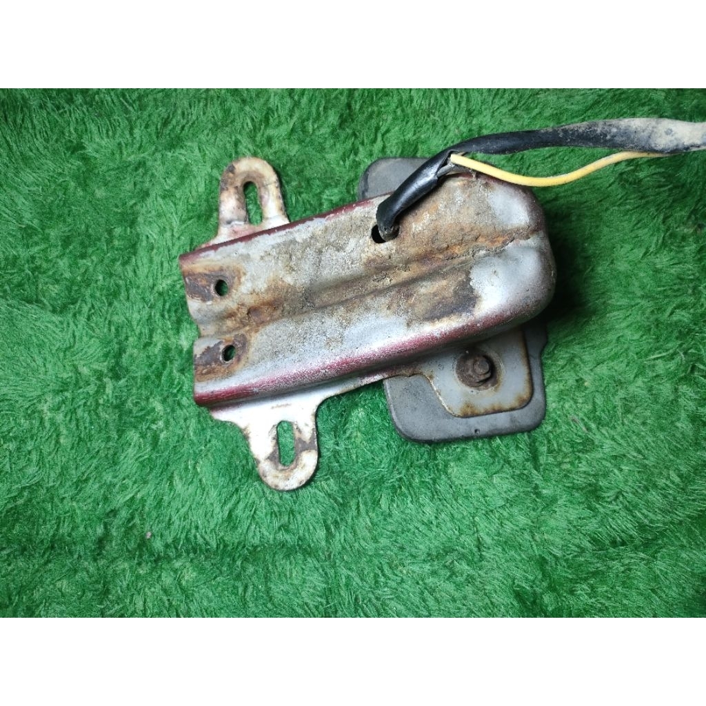 PANGKON DUDUKAN LAMPU STOP YAMAHA V80