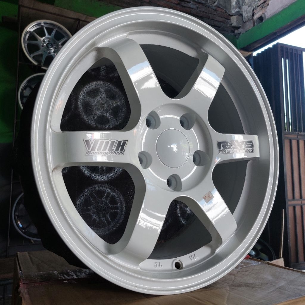 Velg Mobil Racing Volk Rays TE37 M Ring 16 Lebar 7 PCD 5x114.3 ET 40 Warna Glossy White
