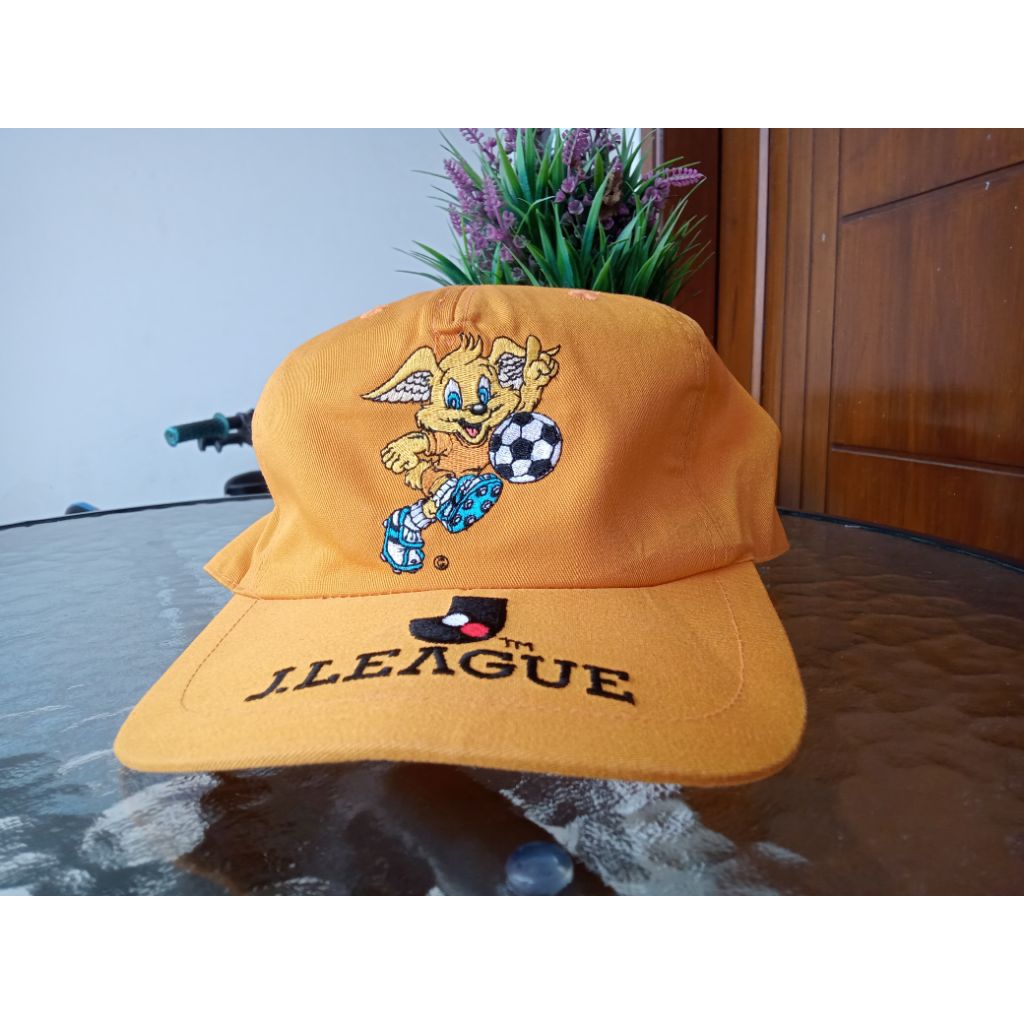 topi berlisensi resmi J.League untuk tim Shimizu S-Pulse