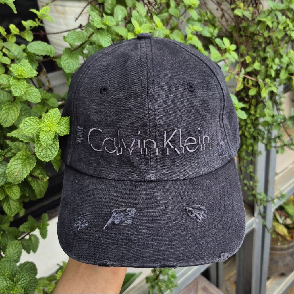 Preloved Topi Ripped Calvin Klein Original