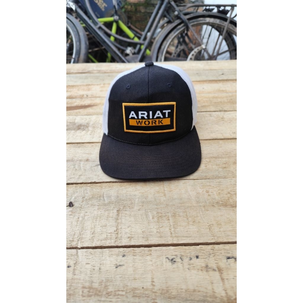 topi Ariat