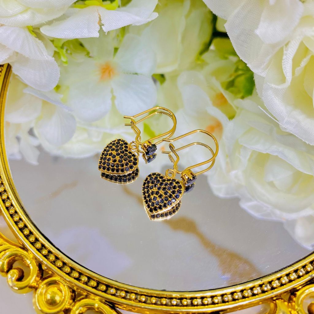 Anting permata hitam titanium