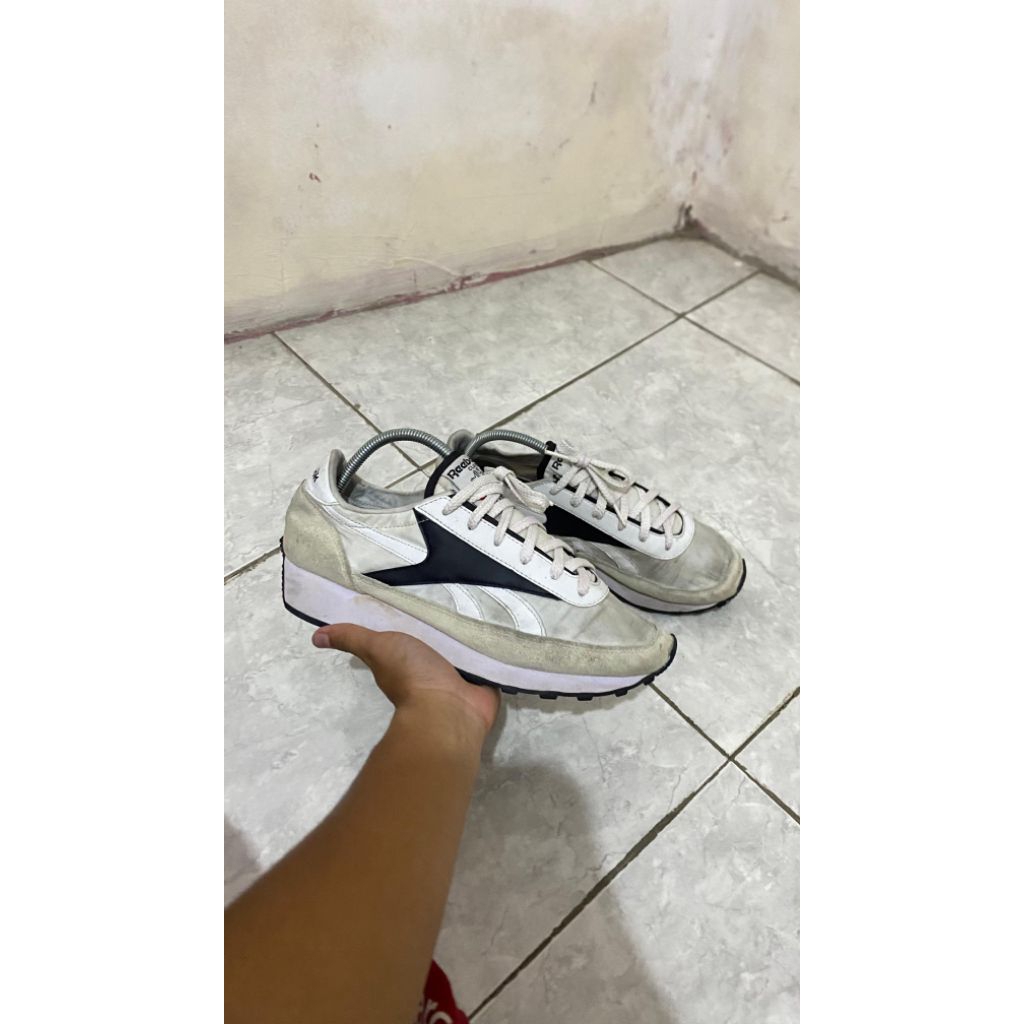 Sepatu reebok aztec warna putih cakep original 100%