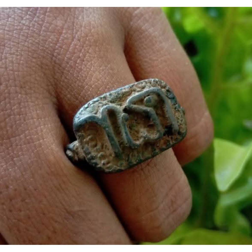 Cincin perunggu aksara Jawa "dha" ukuran 9
