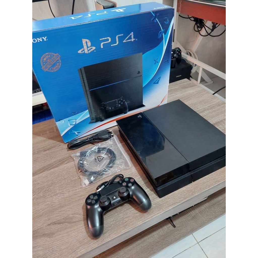 PS4 fat hen 500gb Second like new