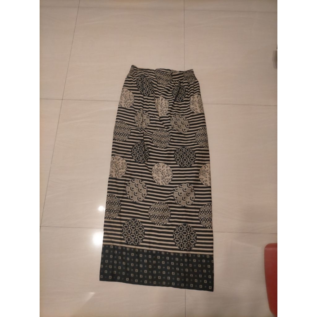 Rok span panjang batik salur lingkaran hitam putih