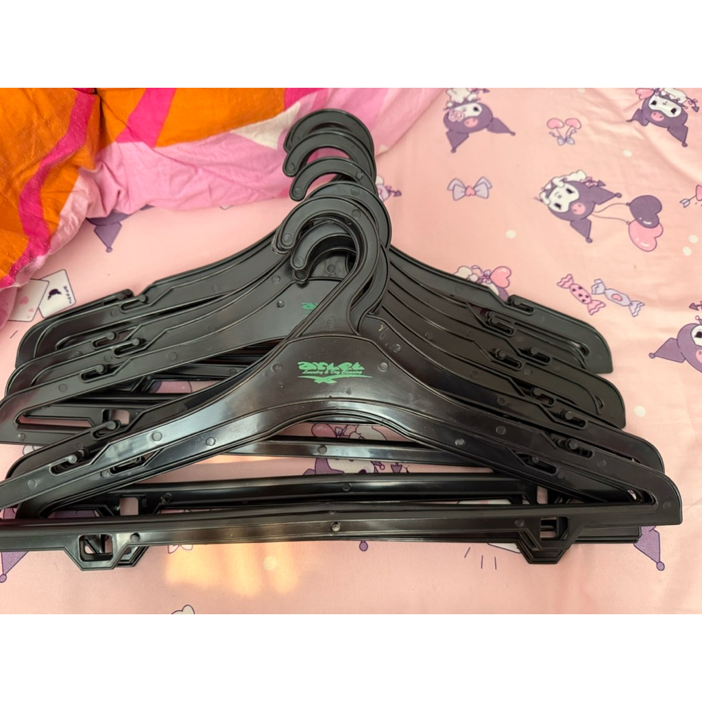 Hanger baju hitam plastik, bekas londry 1lusin 12pcs