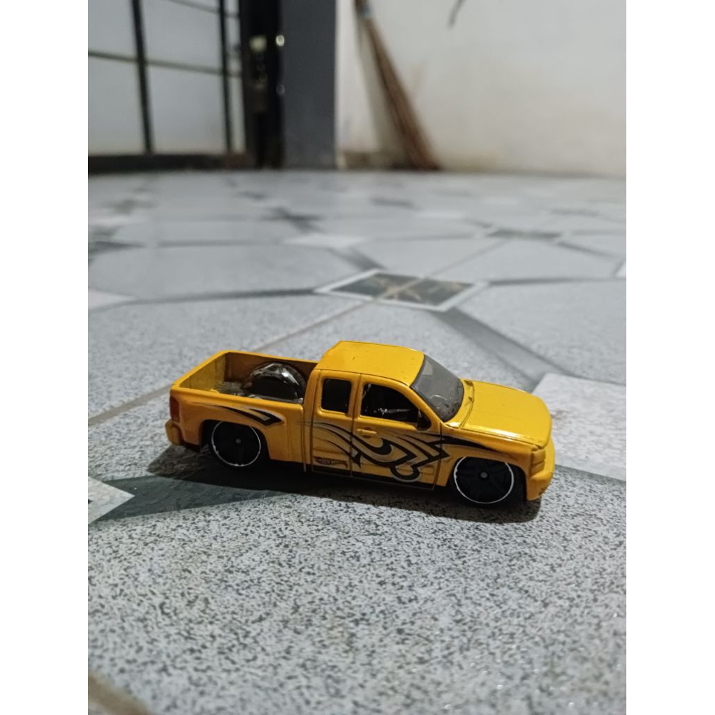 Hotwheels Chevy Silverado Yellow (Loose)