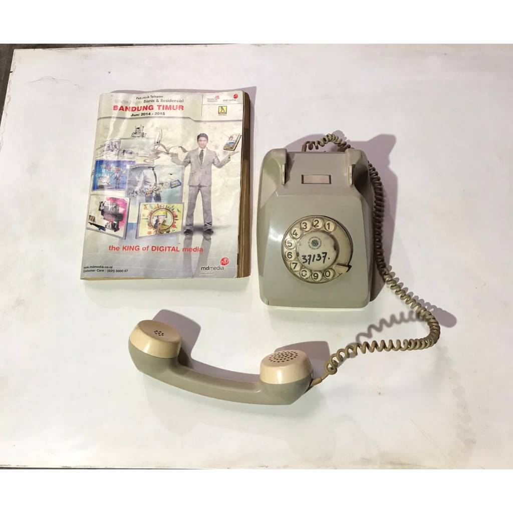 Telephon/Telpon putar dan buku Yellow Pages lama