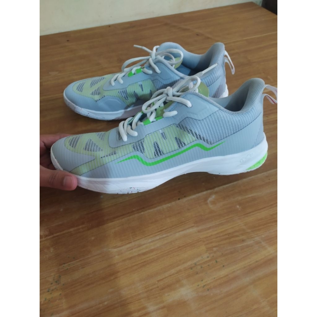 sepatu badminton decathlon bs lite 560 original kondisi like new