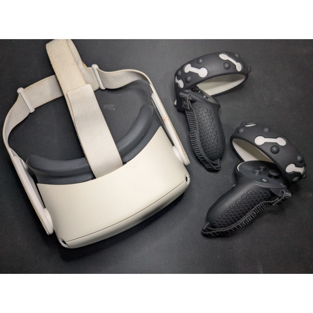 (Second) Oculus Quest 2 / Meta Quest 2 VR Virtual Reality Headset 64 GB + Bonus