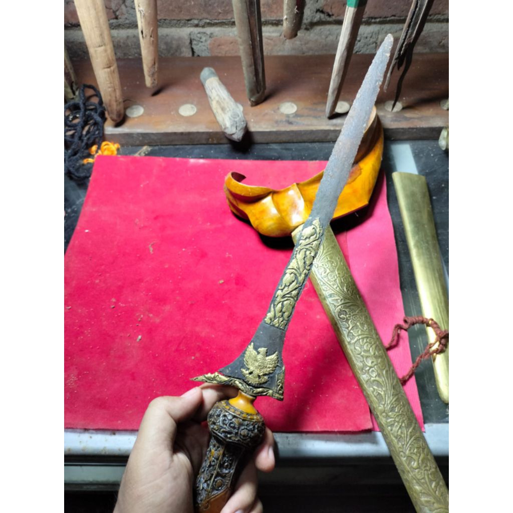 Keris Lurus Kuno Sepuh Kinatah Kuningan Emas Warangka Ladrang Solo Glossy Mewah