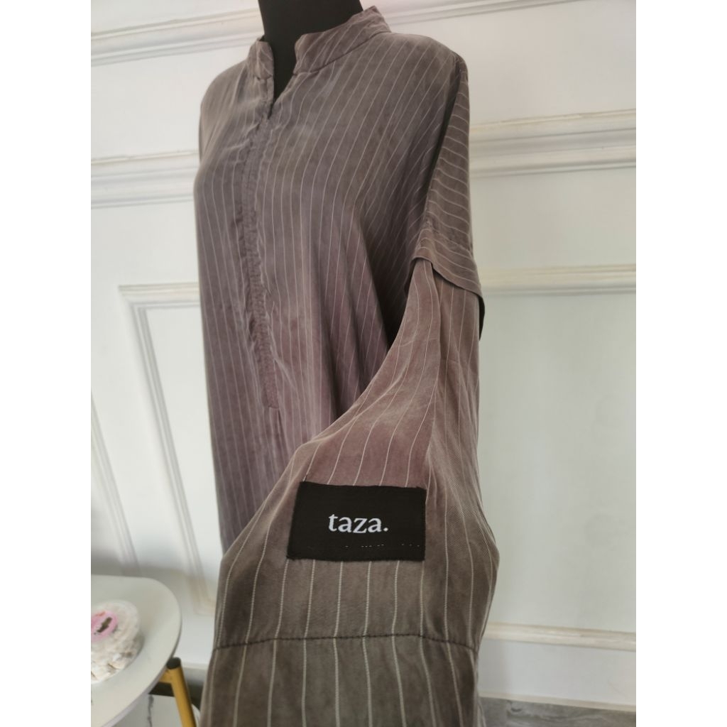 PL TAZA FINA STRIPE ABAYA DARK GREY
