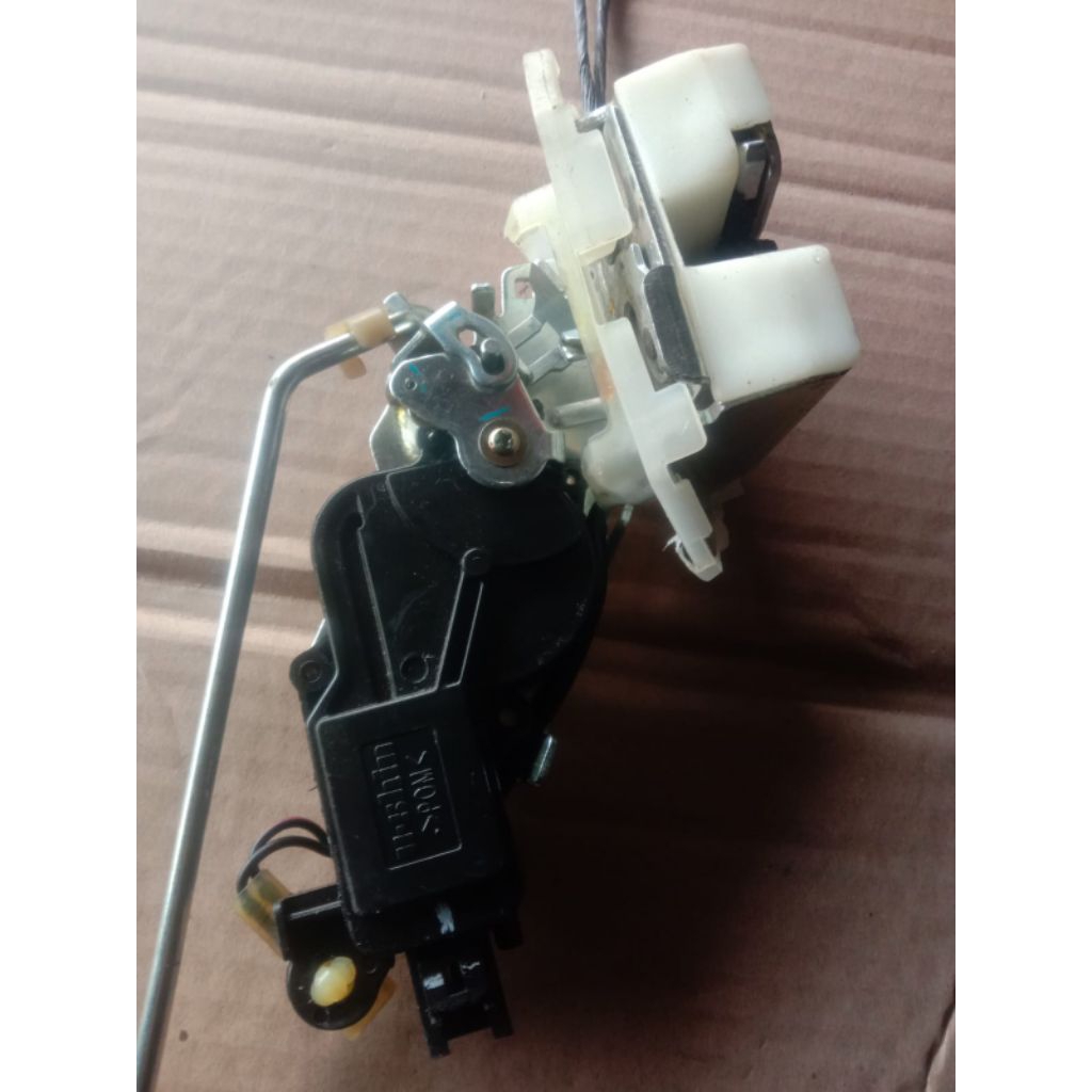 DoorLock Door Lock Bagasi Suzuki Ertiga Splash Asli Original
