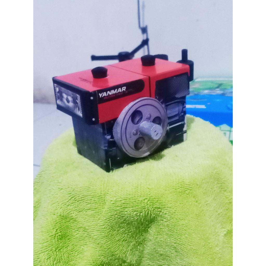 miniatur mesin diesel.