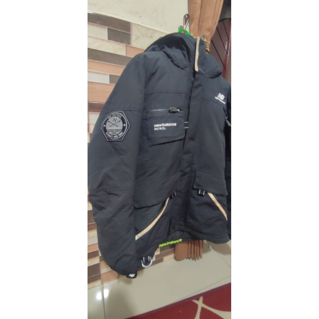 Jaket NEW BALANCE jaket bulang hitam like new