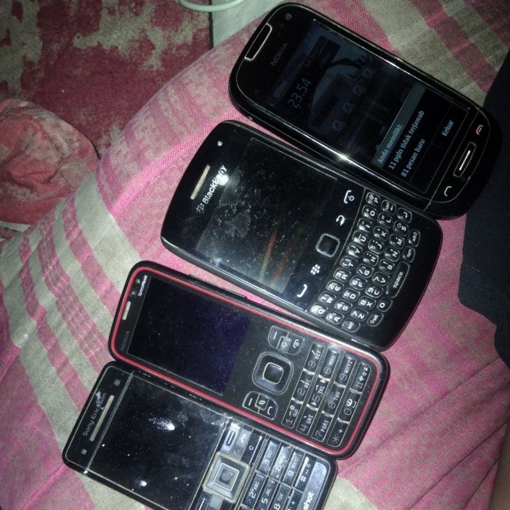 hp jadul 4biji hidup minus batre kurang kuat