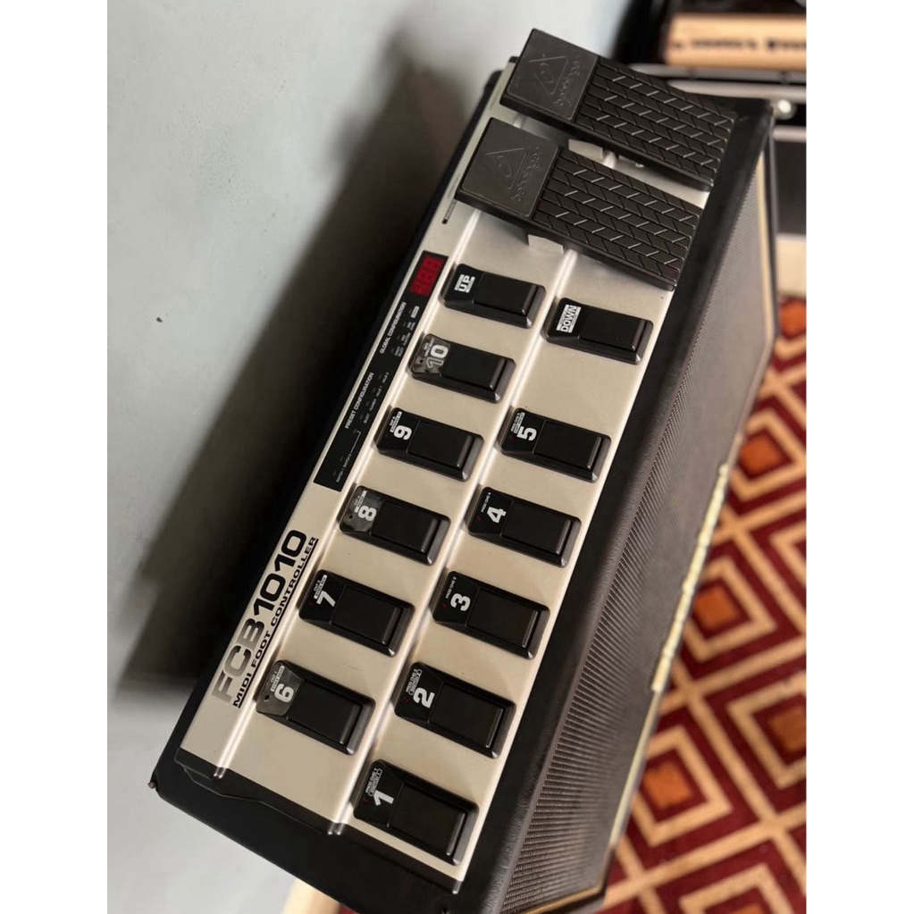 Behringer FCB1010
