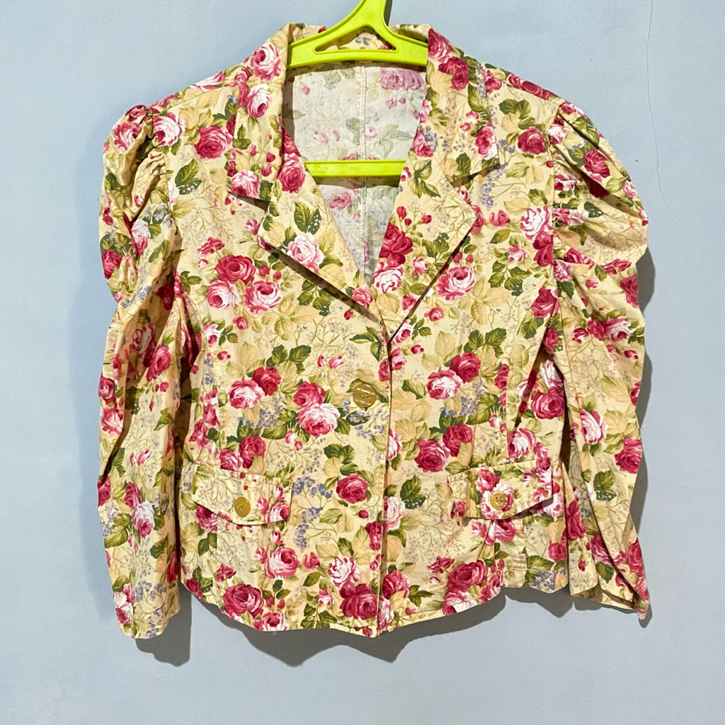 [PRELOVED] BLAZER CROP CREAM BUNGA