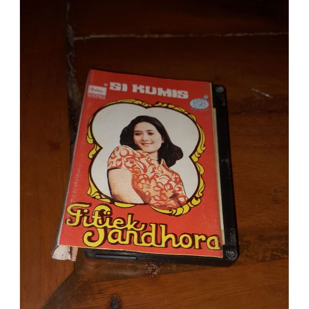 Kaset pita Titiek Sandhora