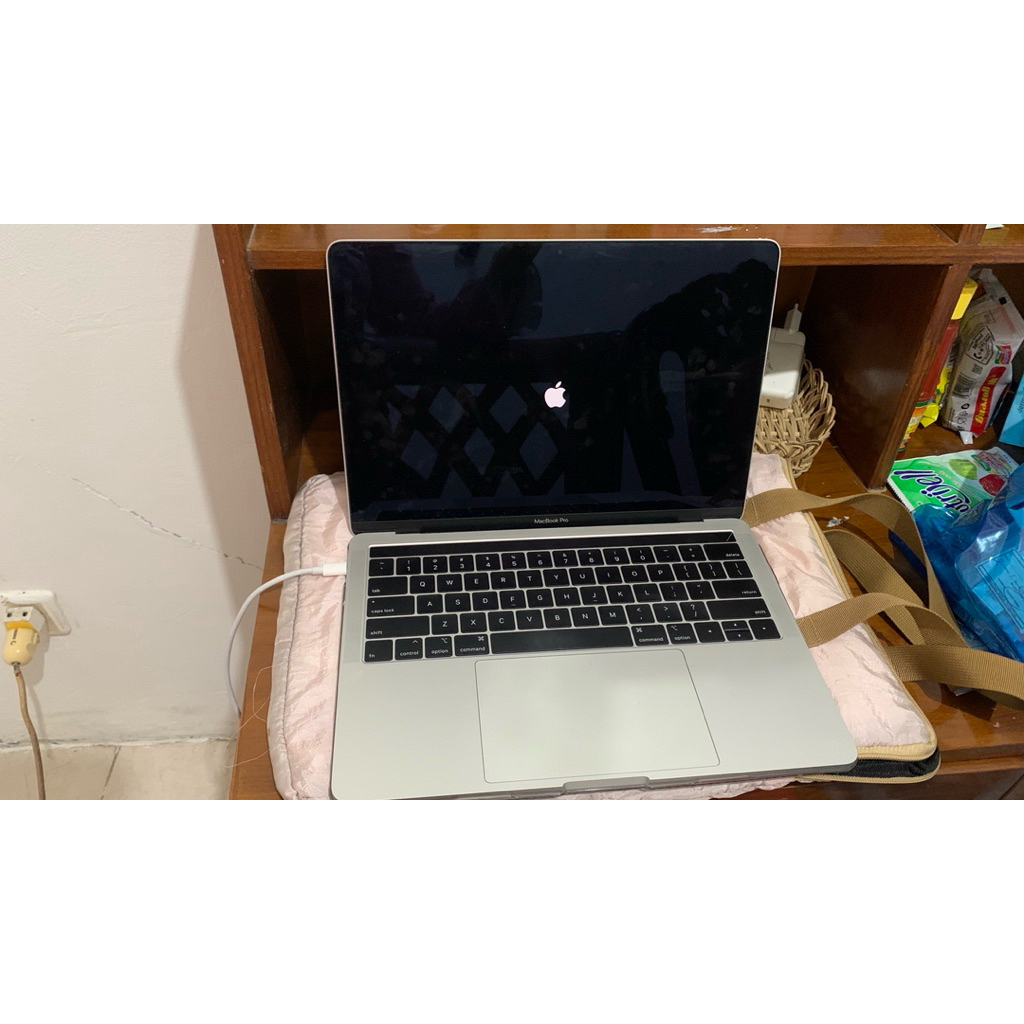 PRELOVED MACBOOK 2019 TOUCHBAR