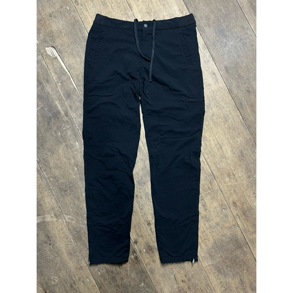 celana UNIQLO Windproof Warm Easy Pants.