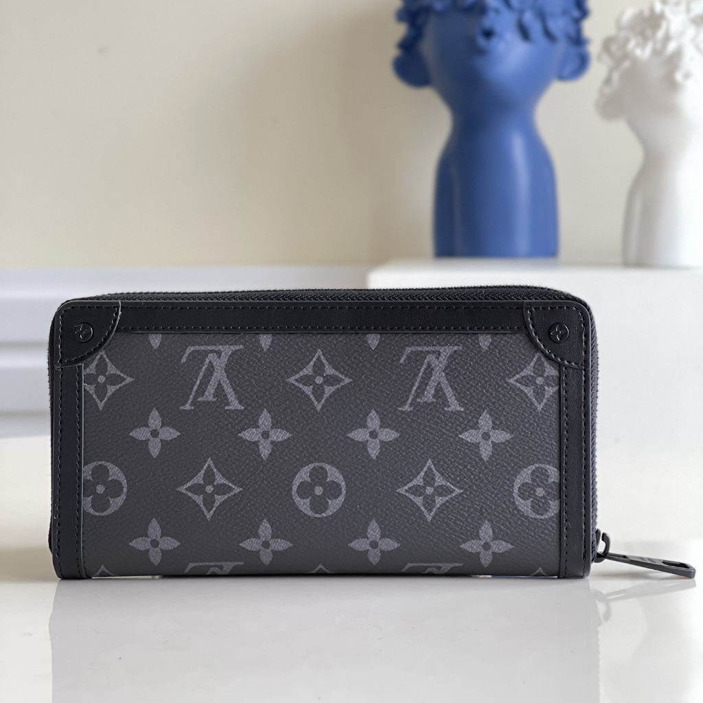 Preloved dari Prancis – Dompet LV Louis Vuitton Zippy ini hadir dalam kombinasi warna hitam dan coke