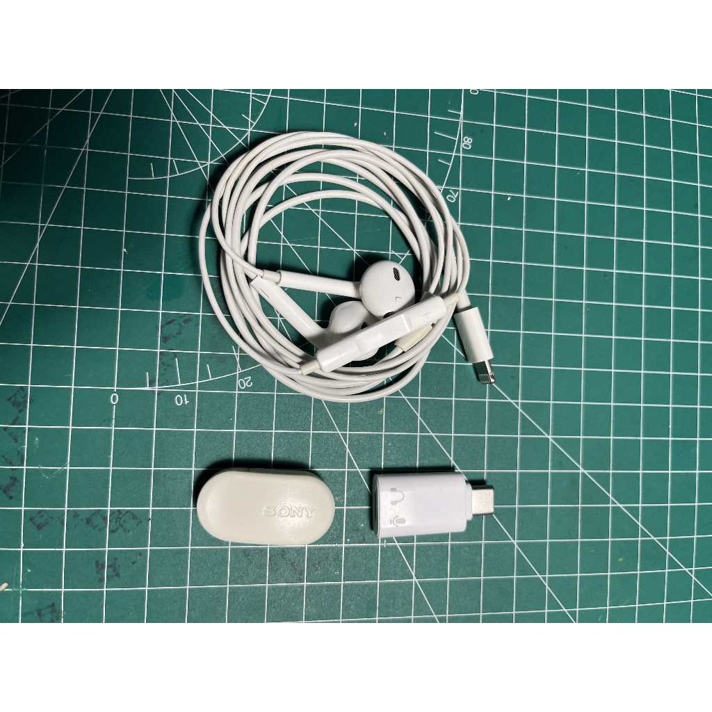 [PRELOVED] Earphone earpods lightning in-ear wired with mic + Sony Earphone Cable Clip + 8 Pin Light