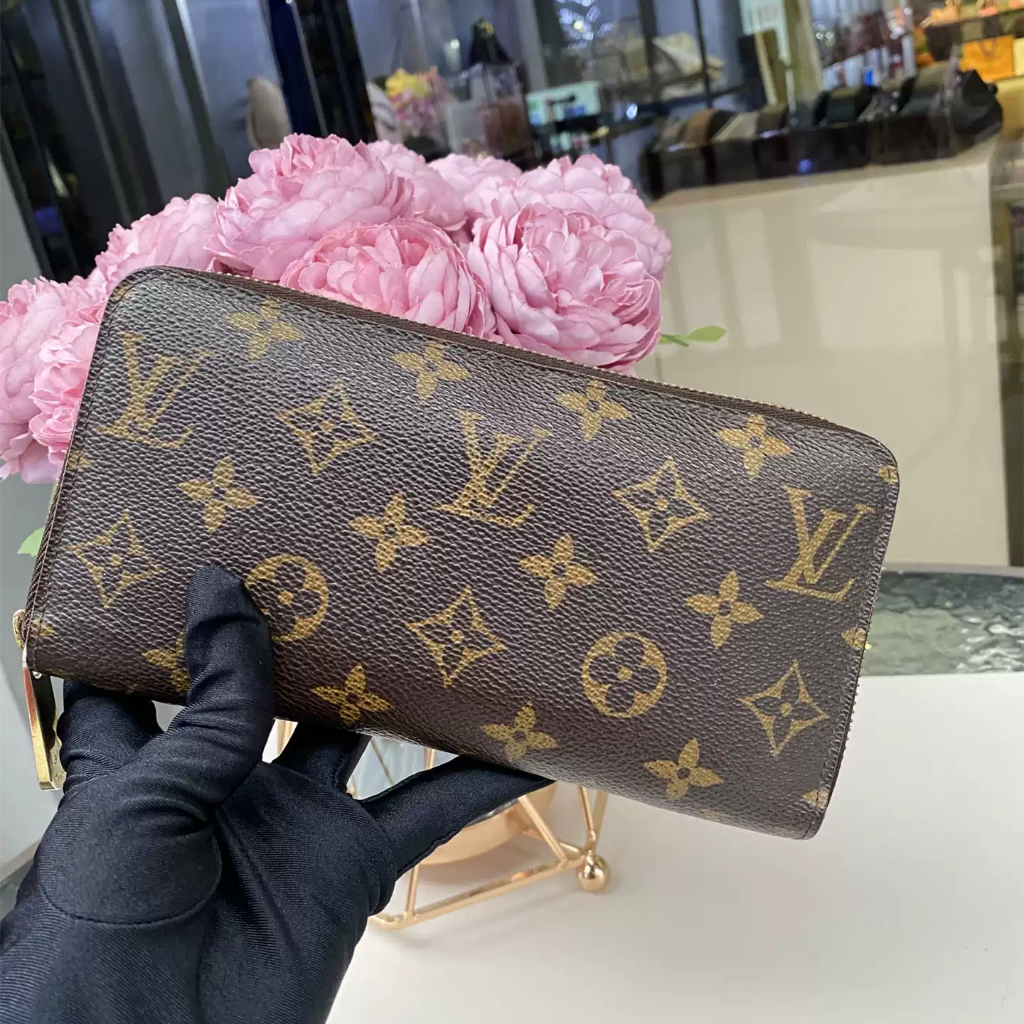 Dompet panjang Louis Vuitton pre-owned dari Prancis, model Zippy Monogram klasik warna cokelat (kode
