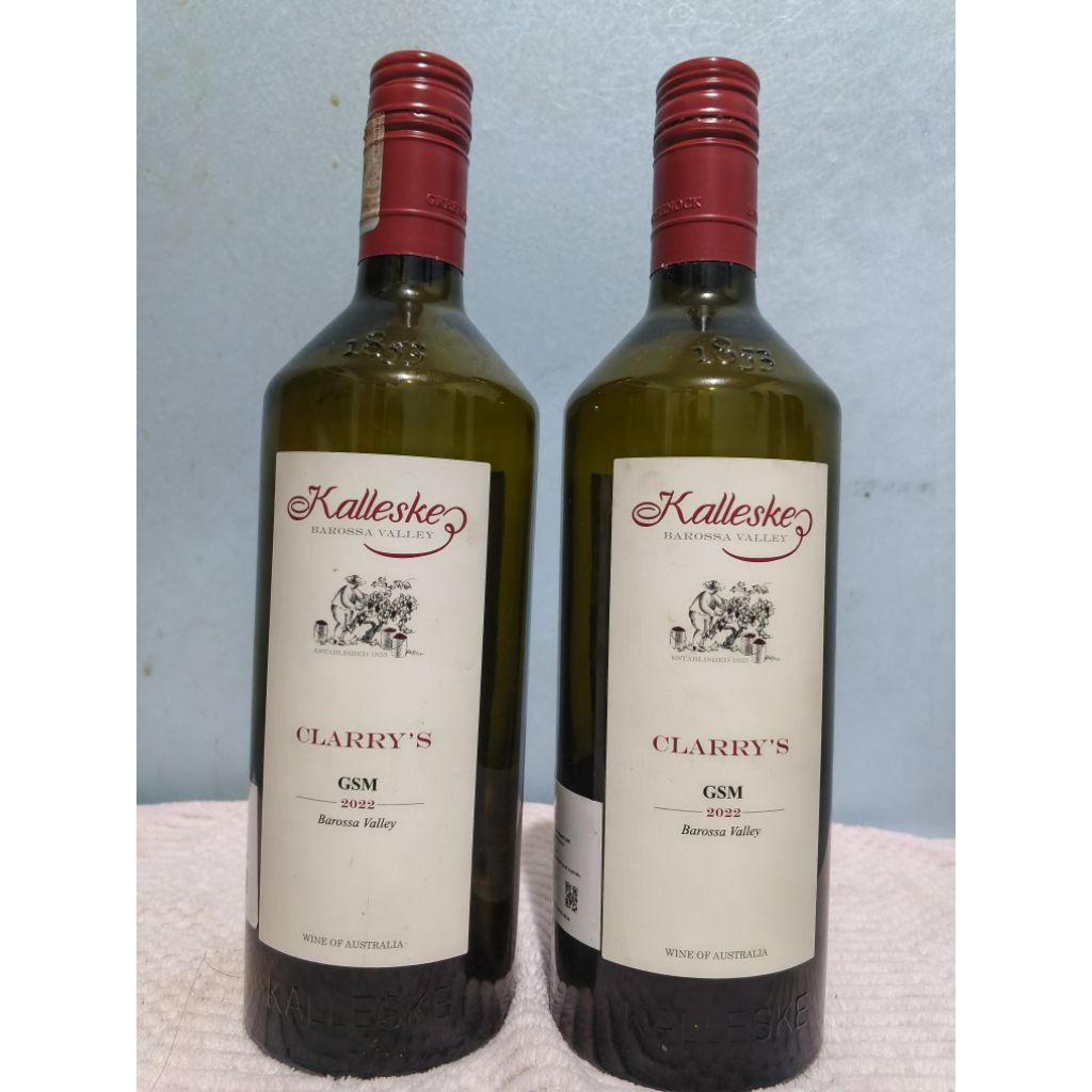 botol kosong bekas wine calleske