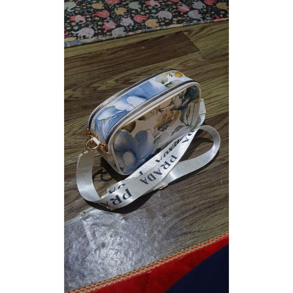 Tas slempang camerabag Prada