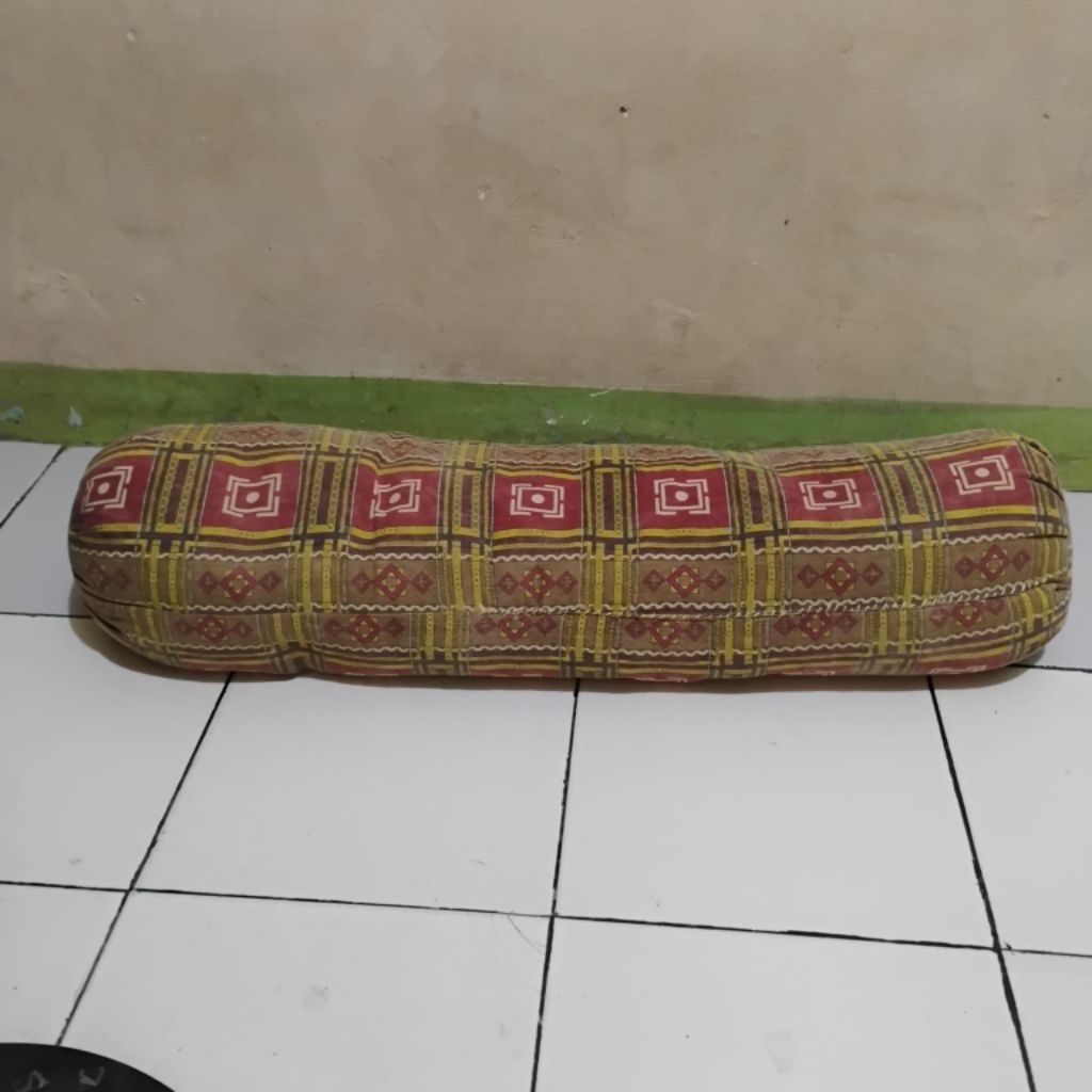 Guling kapuk jadul bekas motif batik coklat merah