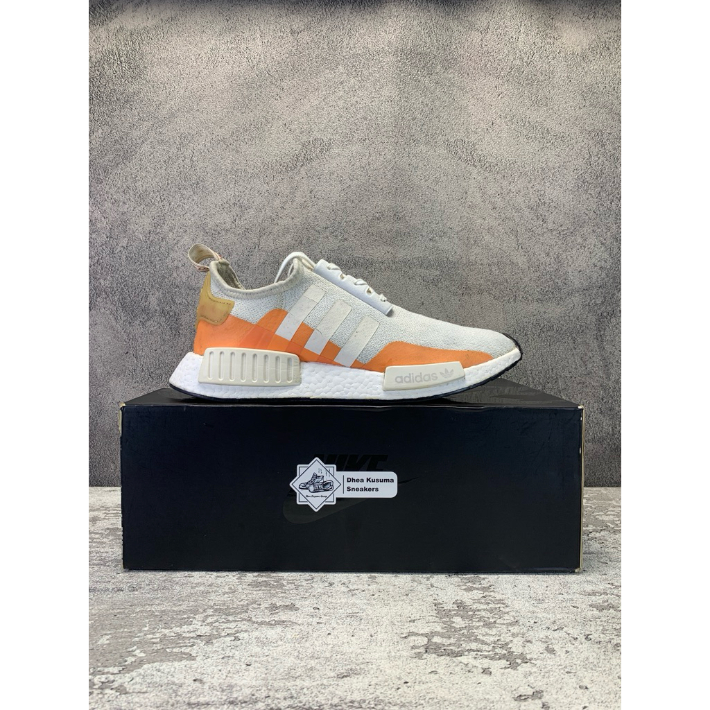 Sepatu Second  Adidas NMD_R1 (Cloud White/Solar Red)  Size 42 insole 26,5 cm  Original Guarantee