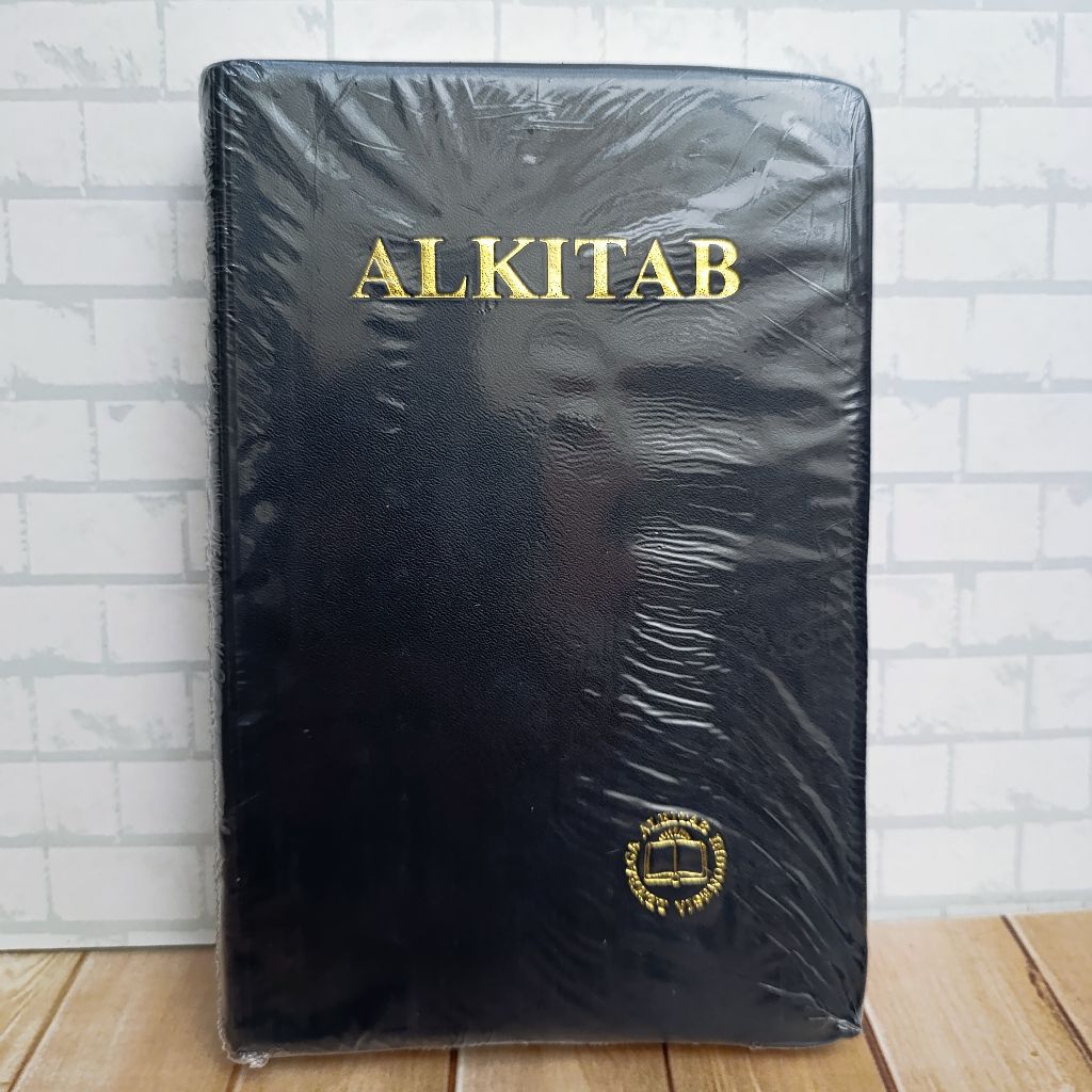 Alkitab terjemahan baru buku suci umat Kristiani Lembaga Alkitab Indonesia