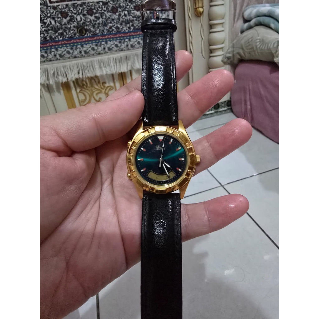 Jam tangan Seiko H801-6098 ini memiliki dial hijau