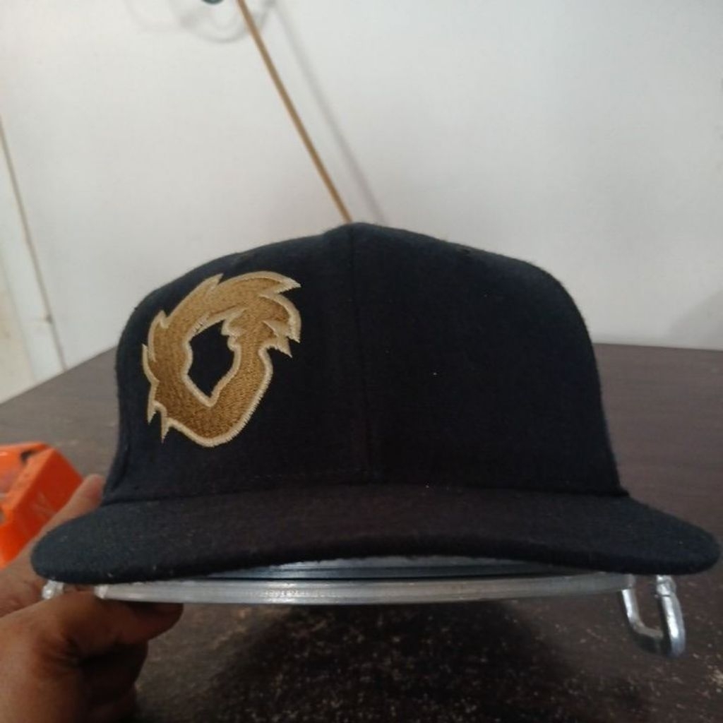 Topi snapback built up bahan wol warna hitam pekat logo bordir DISTRICT second Original size M-L lin