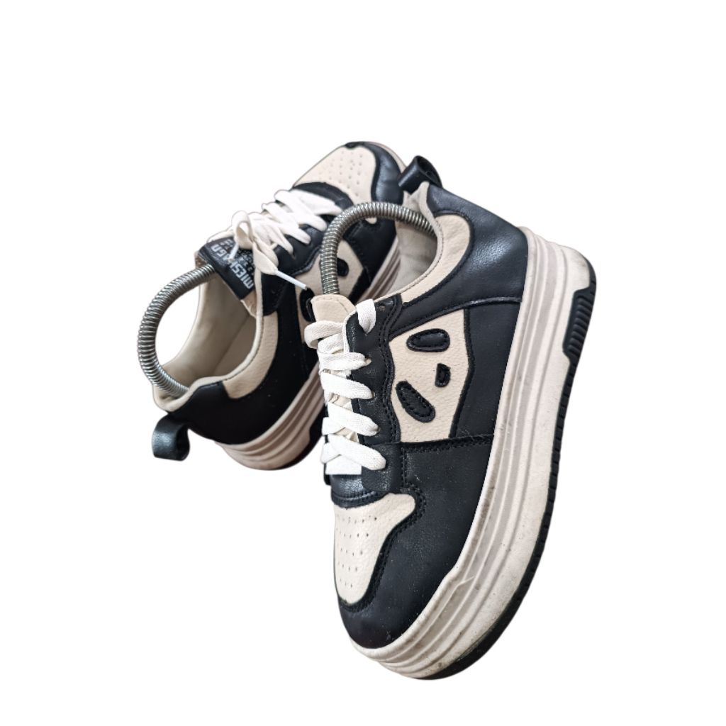 SEPATU SNEAKERS PRELOVED SIZE 36